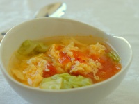 【トマト嫌いのためのレシピ】簡単5分で完成★栄養たっぷり♪トマトとふわふわ卵の黄金スープ