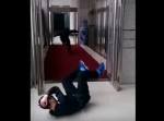 警備員が撃たれた！？　映し出された犯人が持っていたのは…