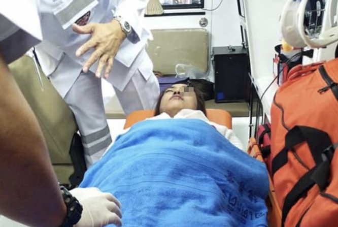 目にアイライナー