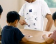 子供たちからの熱視線、間違いナシ　〝紙ヒコーキ世界王者考案の設計図〟デザインしたTシャツ爆誕