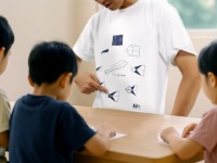 子供たちからの熱視線、間違いナシ　〝紙ヒコーキ世界王者考案の設計図〟デザインしたTシャツ爆誕