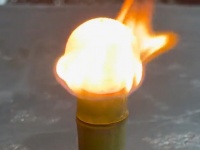 1000℃の鉄球を竹に置いた実験が話題　専門家に「なぜ竹が燃えないのか」聞いた