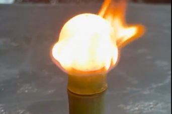 1000℃の鉄球を竹に置いた実験が話題　専門家に「なぜ竹が燃えないのか」聞いた