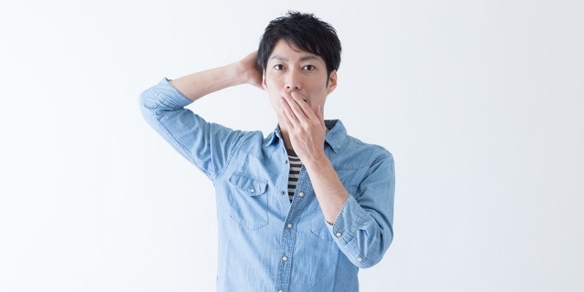 忘れ物に気づく男性