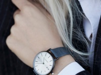 上質な大人の腕時計。 LLARSEN新作レディースコレクション発売