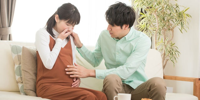 妻のつわりを心配する夫