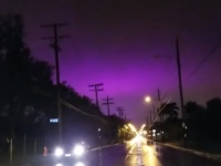 アメリカで目撃情報多発！夜空を紫色に染め上げる謎の光の正体は？