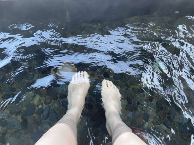 誰でも入れる足湯で温まっていたら...（画像はイメージ）