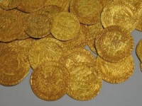 民家の床下から4000万円相当の金貨がザクザク