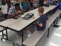 学校を訪問中のアメフト選手が自閉症の少年と一緒にランチ！その様子を捉えた写真に母親感涙