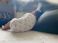 めちゃくちゃ不貞腐れている...　「慣らし保育」から帰ってきた１歳男児の後ろ姿が愛おしい