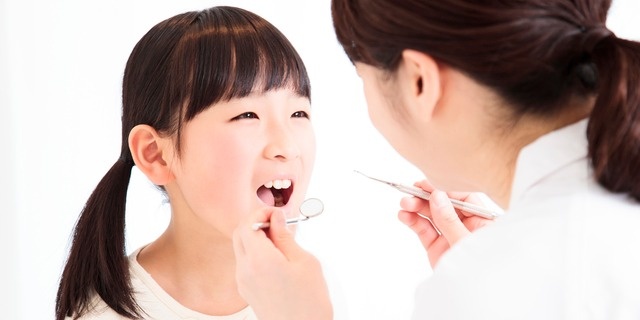 歯科で治療する女児
