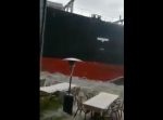 エンジンが壊れた巨大貨物船が沿岸の建物に突っ込む恐怖動画！