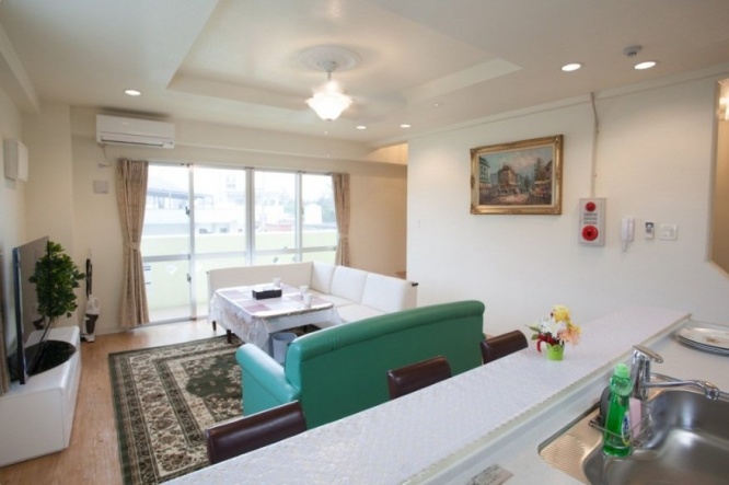 2階はリビングと対面式キッチン