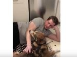 「もっとナデナデしろよコラッ！！」撫でるのをやめたらワンちゃんがお怒りに。