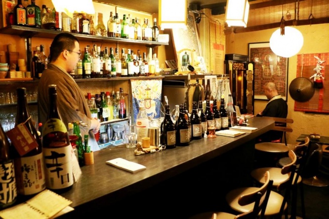 写真奥が藤岡善信さん（Jタウンネット撮影）