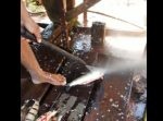 高圧の水を噴射して、魚のウロコをスッキリ除去！！