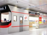 “電車型コンビニ”オープン！運転席には撮影コーナーも「ローソン＋フレンズ山陽板宿ちか店」
