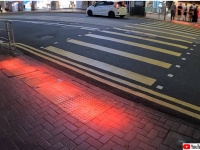 歩きスマホ対策、信号が赤の間は足元が赤く光る装置を横断歩道に試験導入