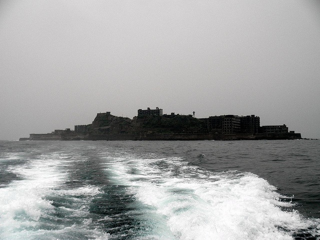 軍艦島・全景（NARUMIさん撮影,Flickrより）