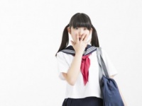 パンツに変な色のモノが！　初めて生理がきたときの感想3選