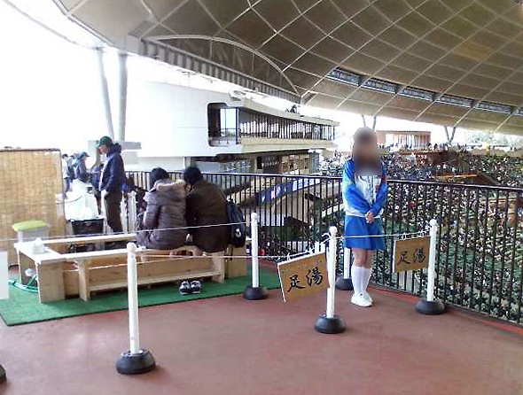 臨時に設置された足湯（編集部撮影）。