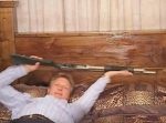 深夜の防犯対策に！？　寝ててもすぐに銃を構えられる『Gun Bed』