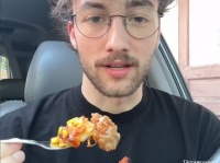 ベジタリアンの男性、初めてKFCのチキンを食べた時の反応が話題に