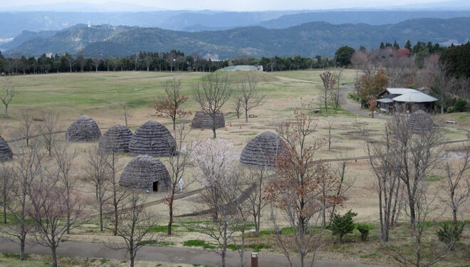 鹿児島県の上野原遺跡で復元された縄文時代の集落 ウィキペディアより