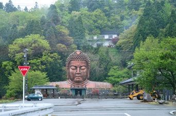 ハニベ岩窟院の仏頭（saname777さん撮影、Flickrより）