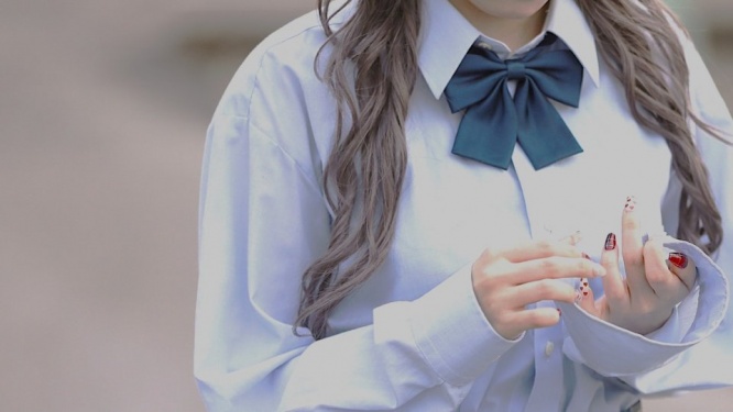 電車の中で泣き出した10か月の赤ちゃん。抱っこしていると、派手な女子高生が近付いてきて...