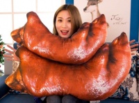 抱くならわたしゃ肉がいい。抱き枕に最適、肉食系の為のリアル感あふれる「豚足クッション」が販売中