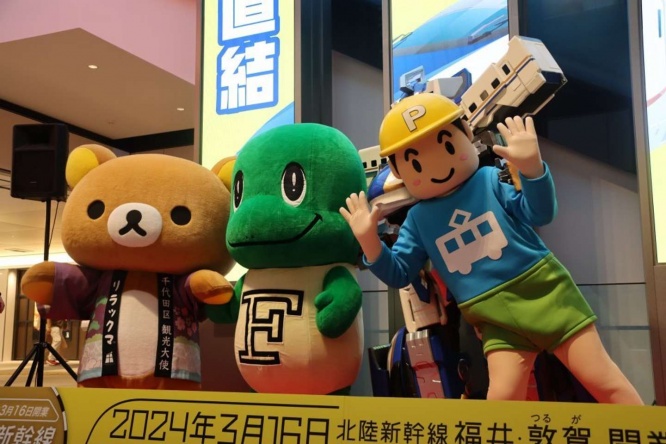 千代田区観光大使・リラックマ、ラプトくん、シンカリオンE7かがやき、シンカリオンを完全に隠してしまった「てっちゃん」(タカラトミーのキャラクター、プラレールが大好き)