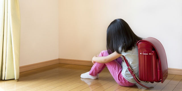 部屋の隅で落ち込む女の子