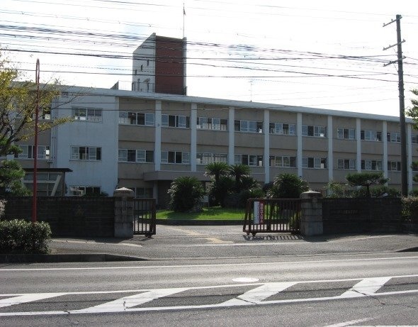 滋賀県立湖南農業高等学校（Haruno Akihaさん撮影、Wikimedia Commonsより）