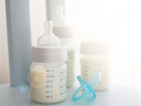 消費者庁は乳児用液体ミルクを「特別用途食品」として許可する基準を新設すると発表（depositphotos.com）
