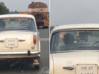 ゴーストドライバー？運転手のいない旧式の車が道路を走行しているミステリー（インド）