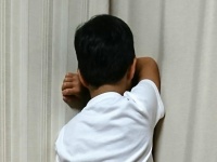 子供の後ろ姿（画像はイメージ）