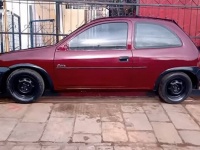 正面ゲートの前に車が止まってる？いいえ違います。車の側面をゲートに埋め込んだ驚きのアイデア