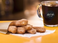 日本上陸が待ち遠しい！マックの朝食メニューにドーナツスティックが登場（アメリカ）