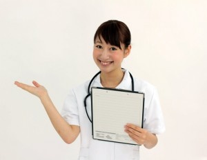 紹介をする看護師