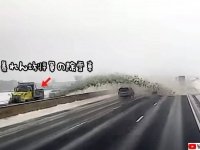 暴れん坊将軍すぎる除雪車。対向車線の車をコースアウト