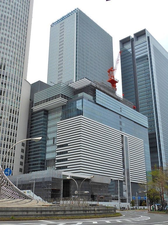 建設中のJRゲートタワー（2016年4月、良人さん撮影、Wikimedia Commonsより）