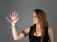 もし指が6本あったら脳は手の認識をどのように変化させるのか？ロボットの指（第三の親指）を付けて実験