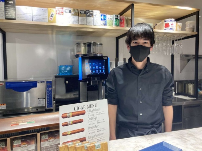 店長の渡久地さん。好きなたばこは、メビウス・オプション・パープルの5ミリ