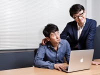働く男女の本音を比較！　「先輩の言うことは絶対」だと思う？