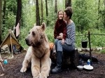 ロシアの多忙タレント熊、夏のバカンスは家族とキャンプ！