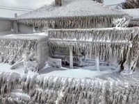 氷の国かな？猛烈な寒波でカチンコチンに凍ったニューヨークの終末的光景