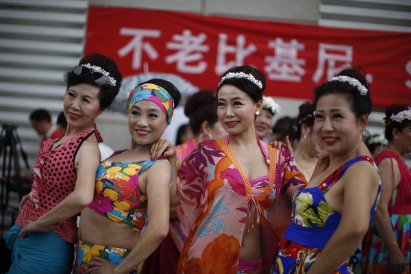 中国　おばちゃんビキニ大会