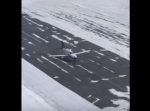 車だけじゃない。　路面凍結でスリップした小型飛行機が…！